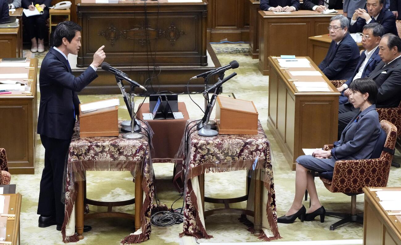 党首討論で高市首相（右）に質問する中道改革連合の小川代表（左）（共同）