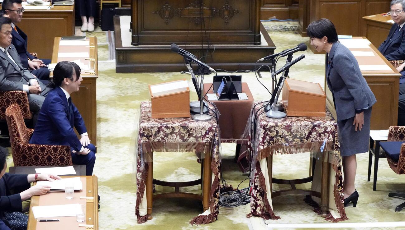 チームみらいの安野党首（左）の「家庭教師」の申し出を受け入れ「ぜひ、お願い致します」と答える高市首相（共同）