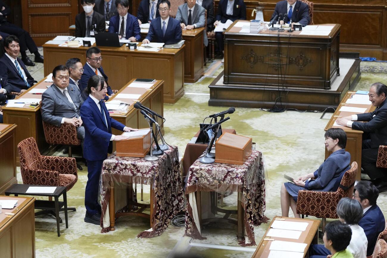 党首討論で高市首相（手前右）に質問するチームみらいの安野党首（共同）