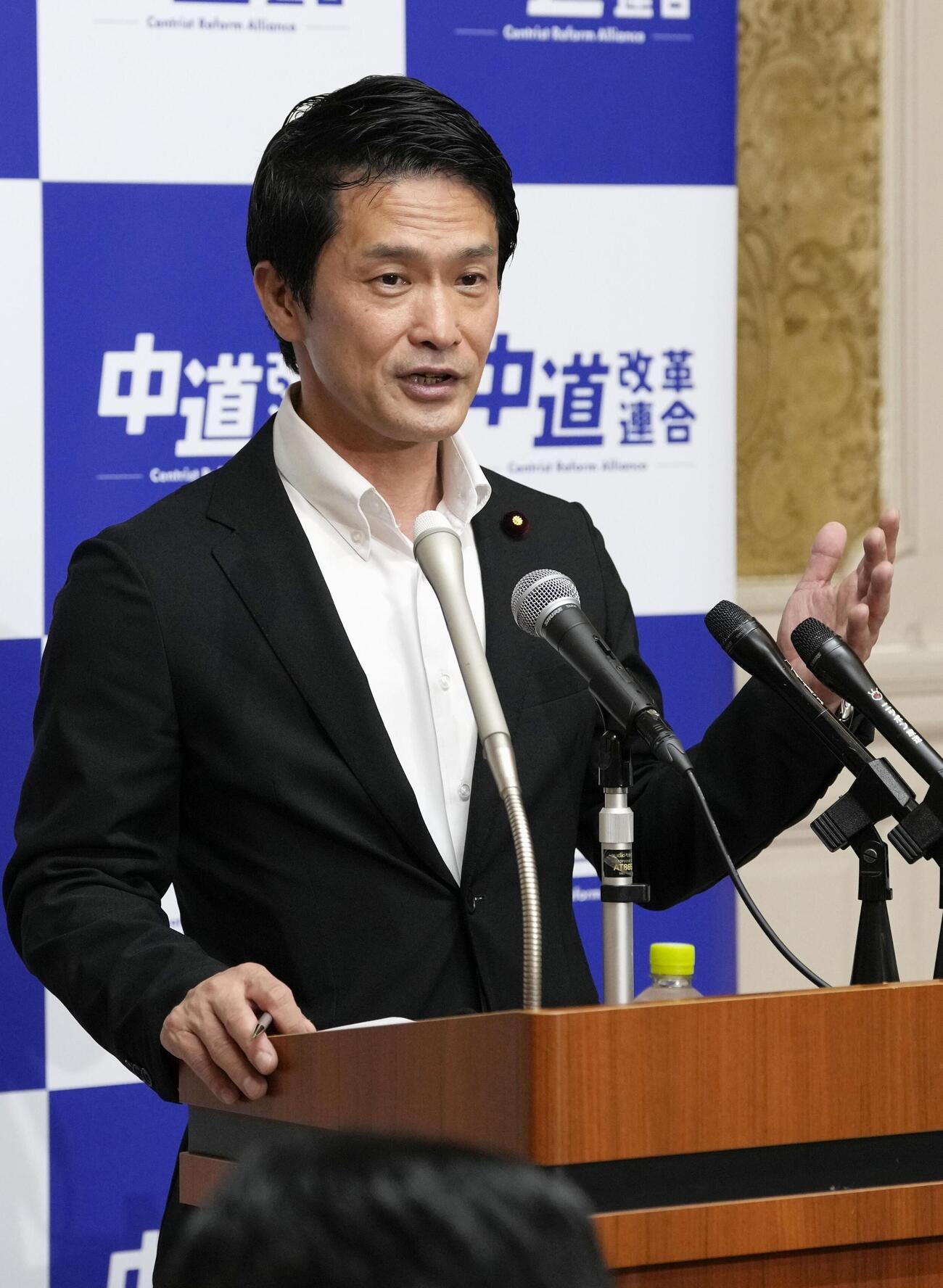 記者会見する中道改革連合の小川代表（共同）