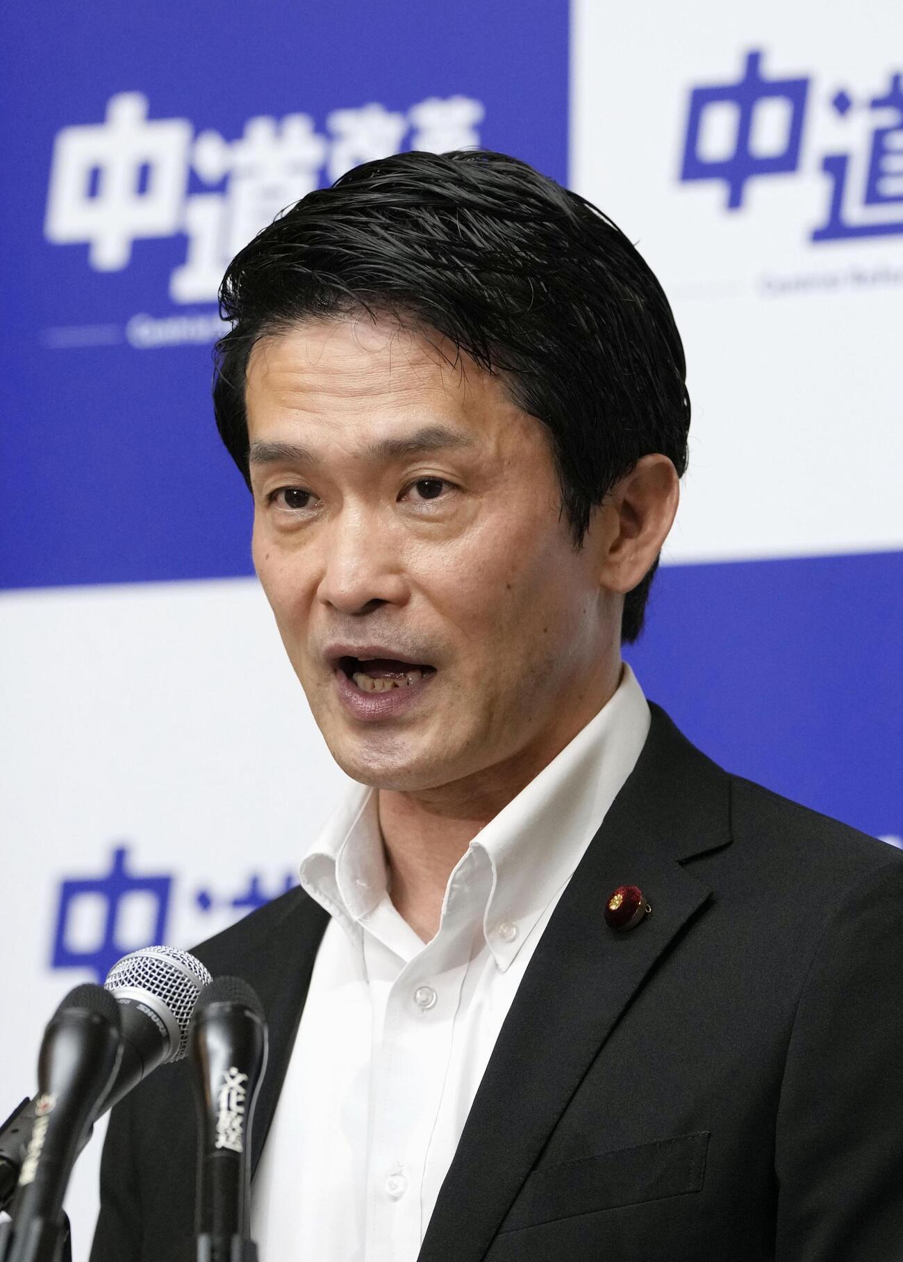 記者会見する中道改革連合の小川代表（共同）