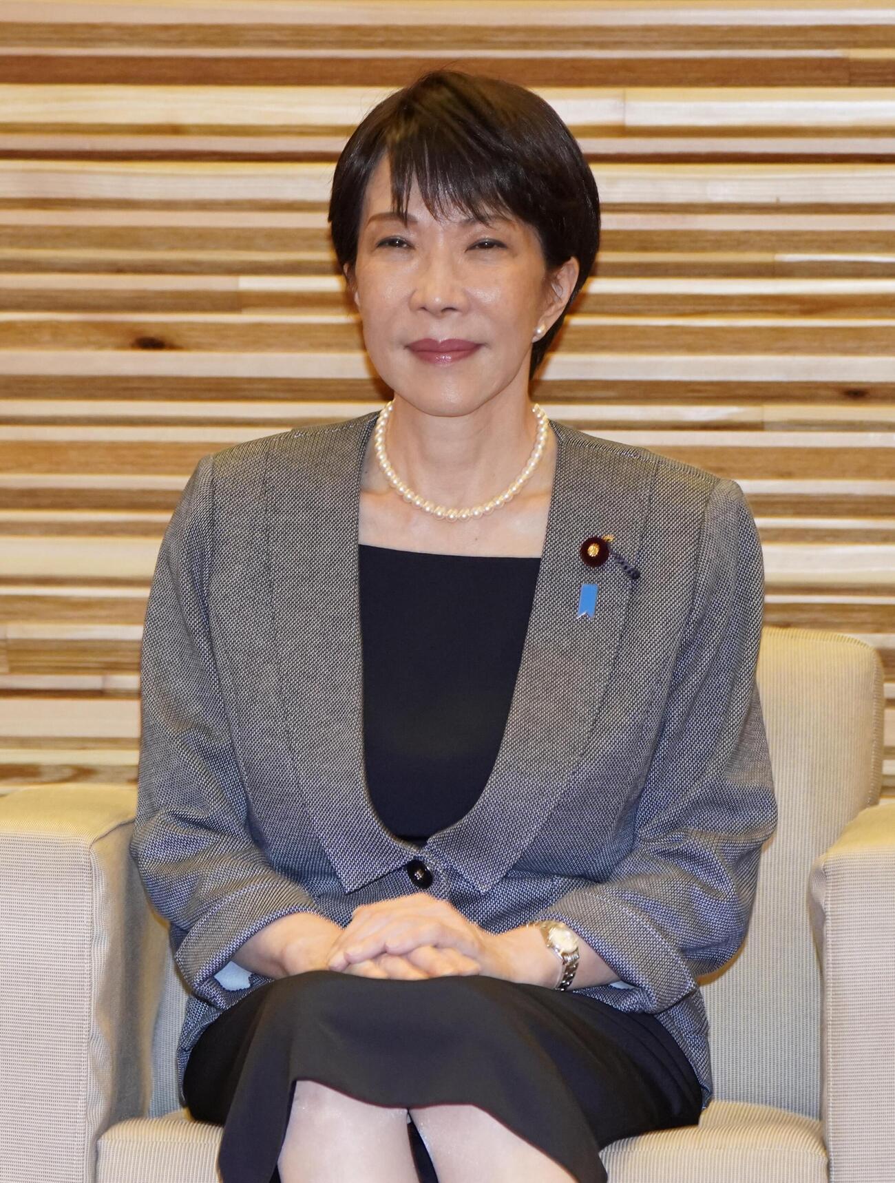 閣議に臨む高市首相＝29日午前、首相官邸(共同)