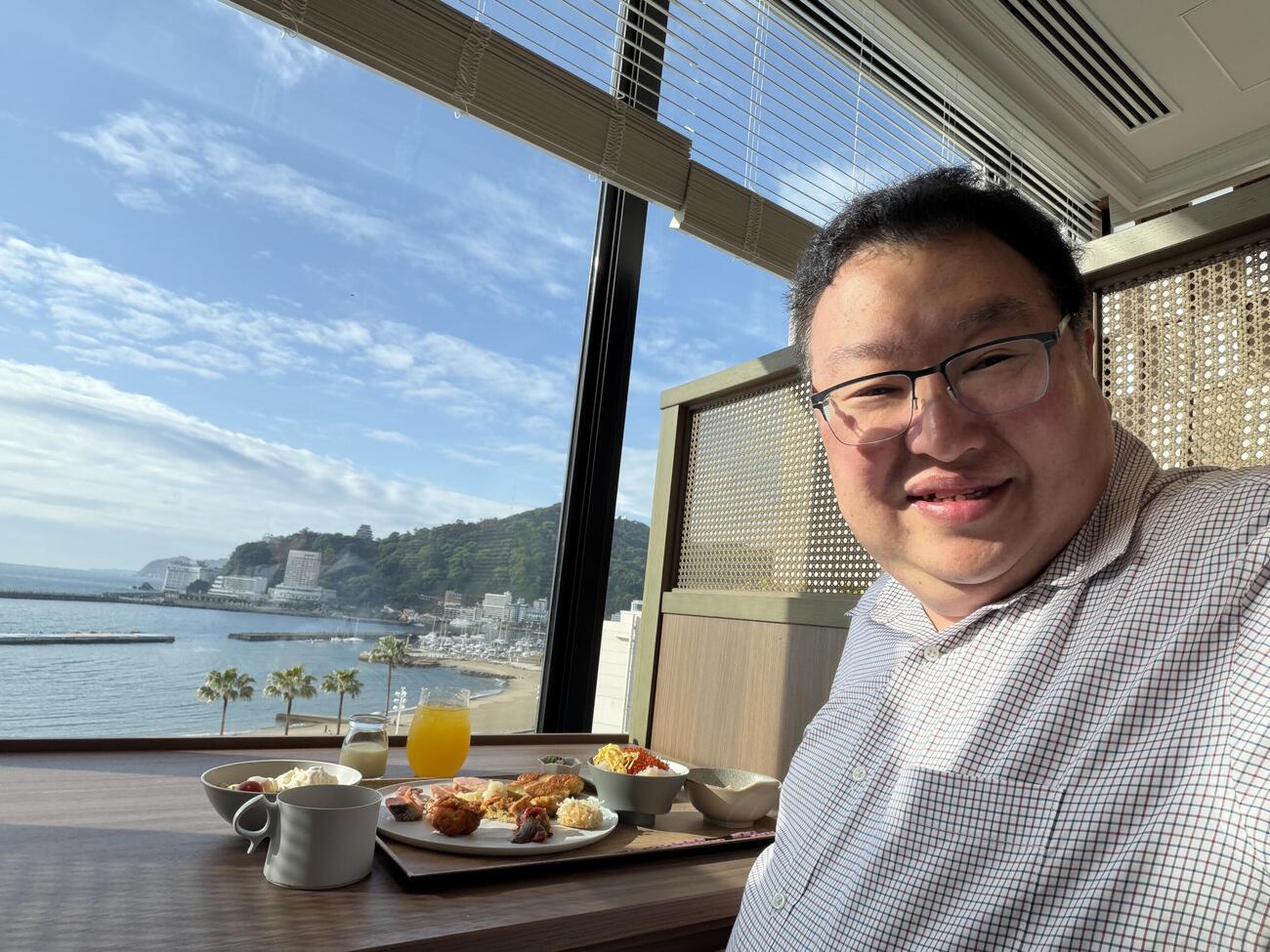 ラビスタ熱海テラスの朝食を堪能する鳥海氏