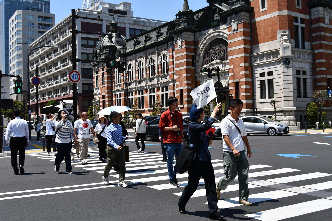 横浜市開港記念会館をバックに次の横浜税関へと向かう「横浜レガシーウォーク」