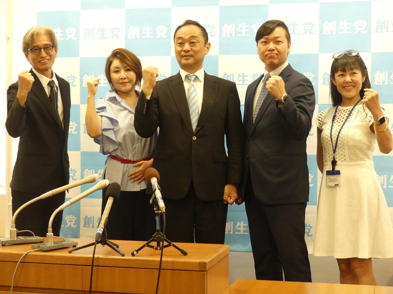 候補予定者らとポーズをとりながら、「創生党」設立をアピールする宮沢博行・元自民党衆院議員（写真中央、撮影・中山知子）