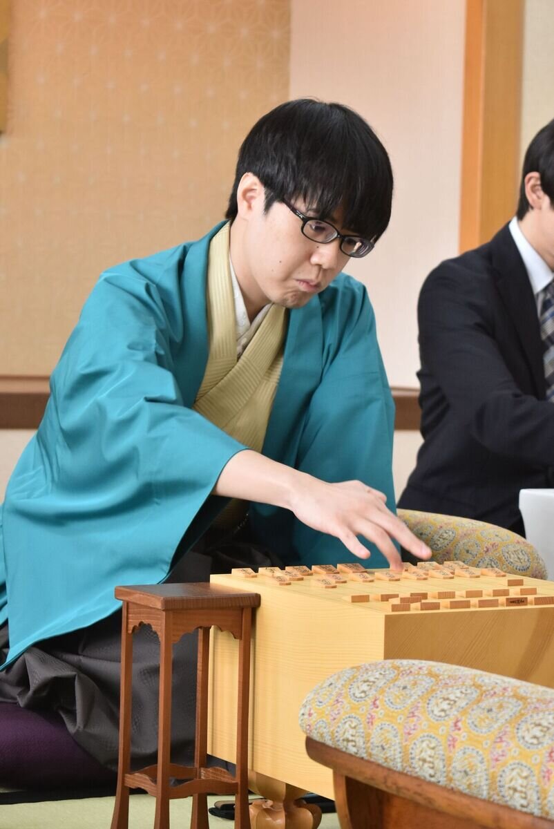 初めて登場するタイトル戦で藤井聡太棋聖に挑む服部慎一郎七段（日本将棋連盟提供）