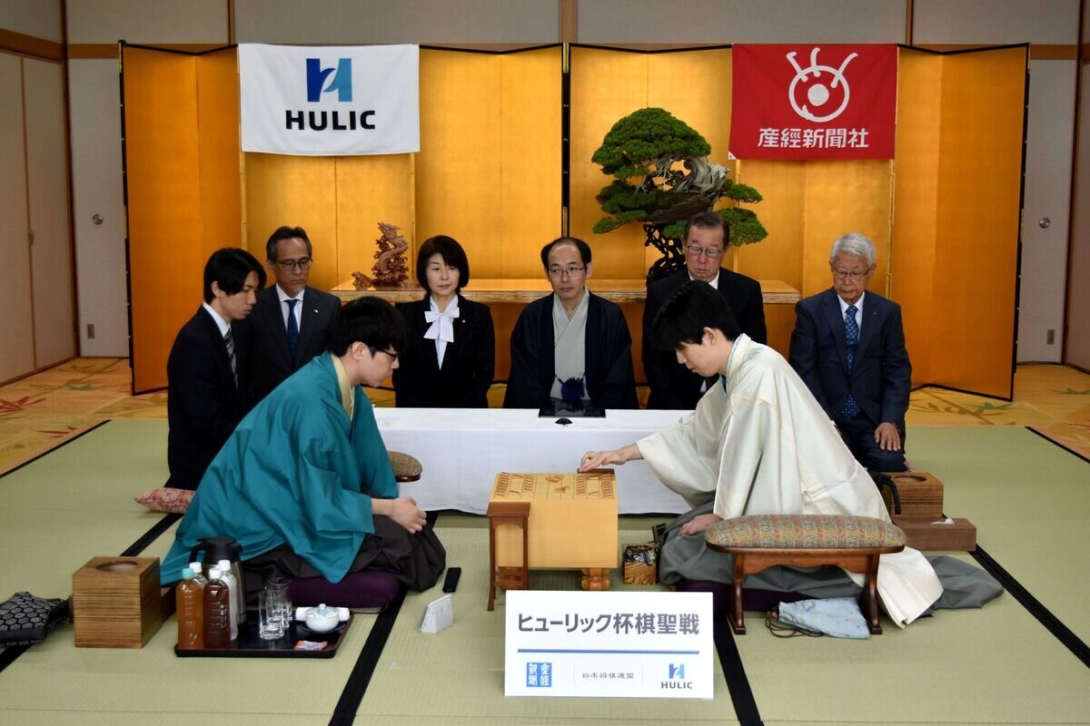 タイトル戦初登場の服部慎一郎七段（左）と藤井聡太棋聖（右）による棋聖戦5番勝負第1局は藤井の先手で開幕（日本将棋連盟提供）
