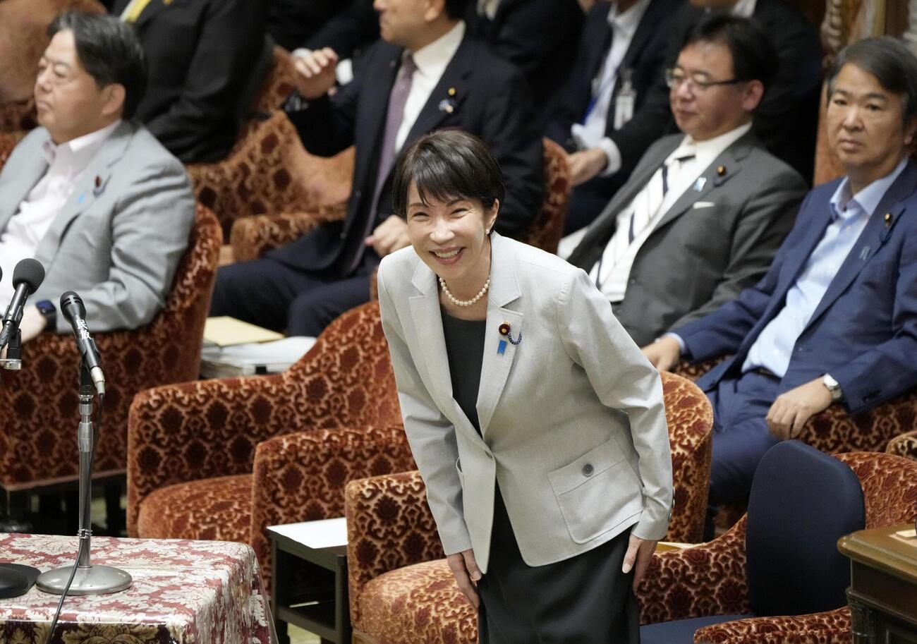 衆院予算委に臨む高市首相（手前）（共同）