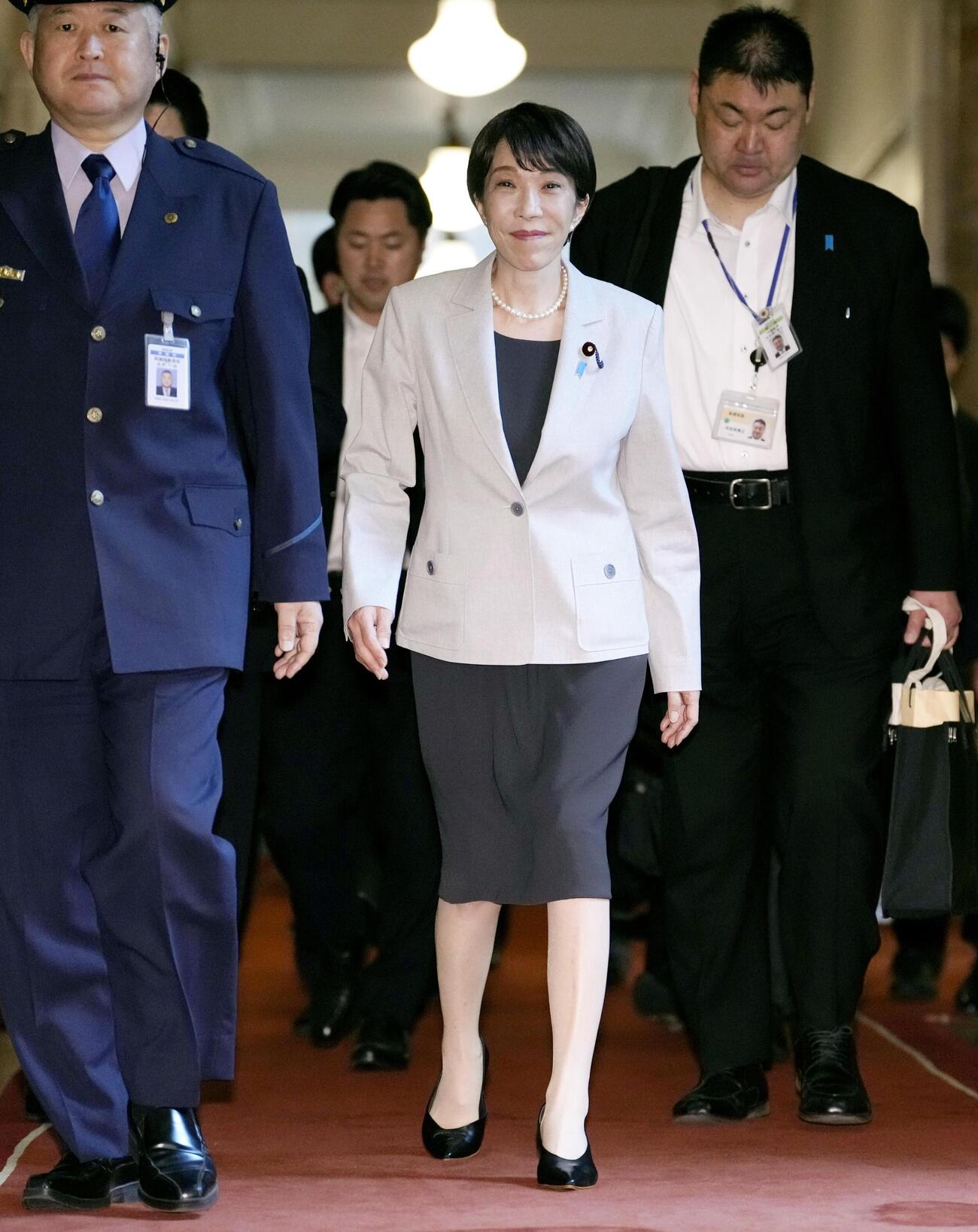 衆院予算委に向かう高市首相（共同）