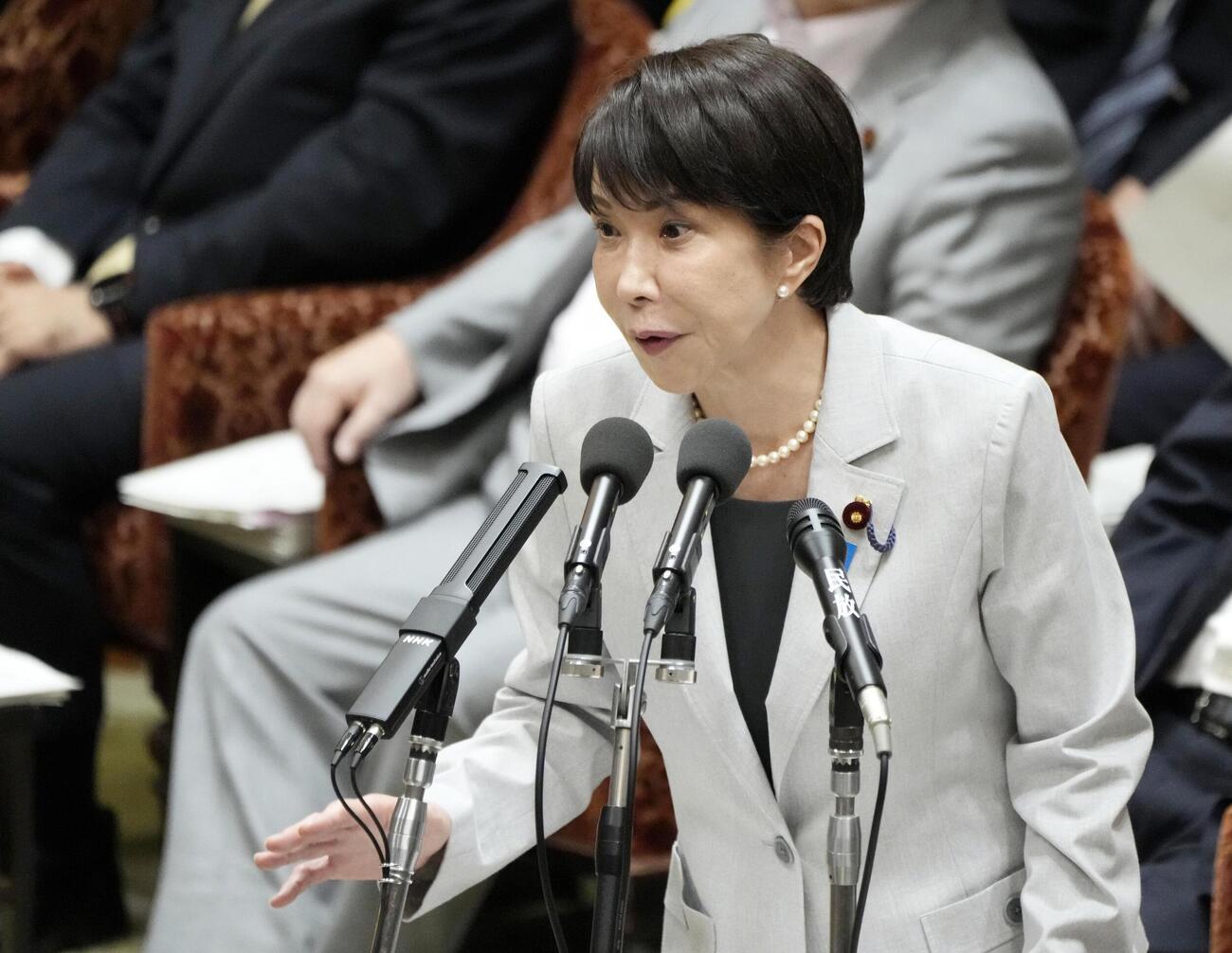 衆院予算委で答弁する高市首相（共同）