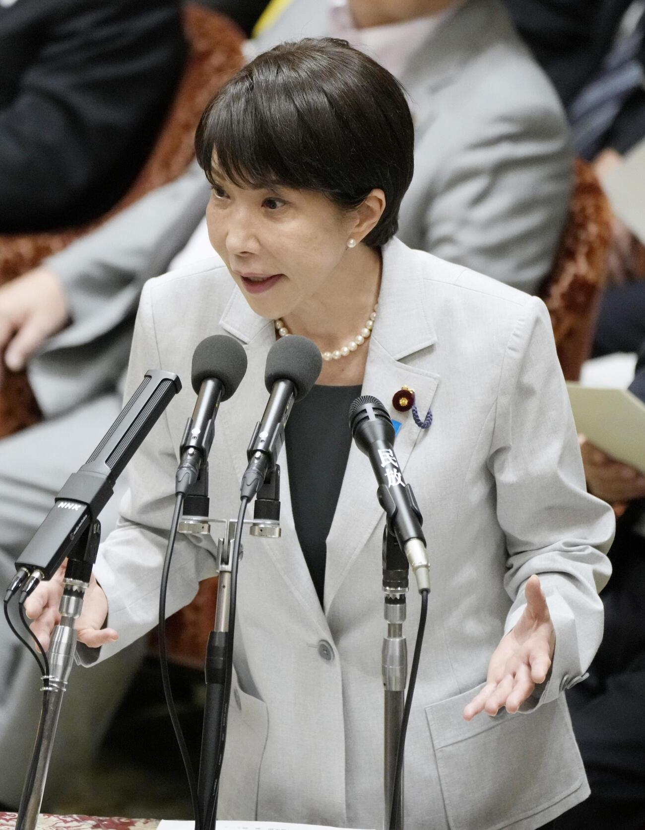 衆院予算委で答弁する高市首相（共同）