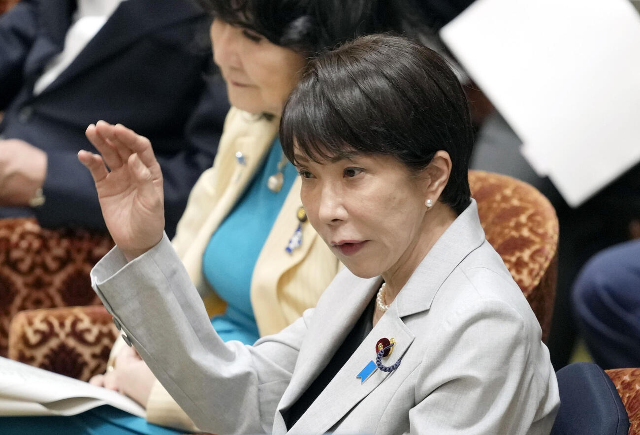 衆院予算委で答弁のため挙手する高市首相（共同）