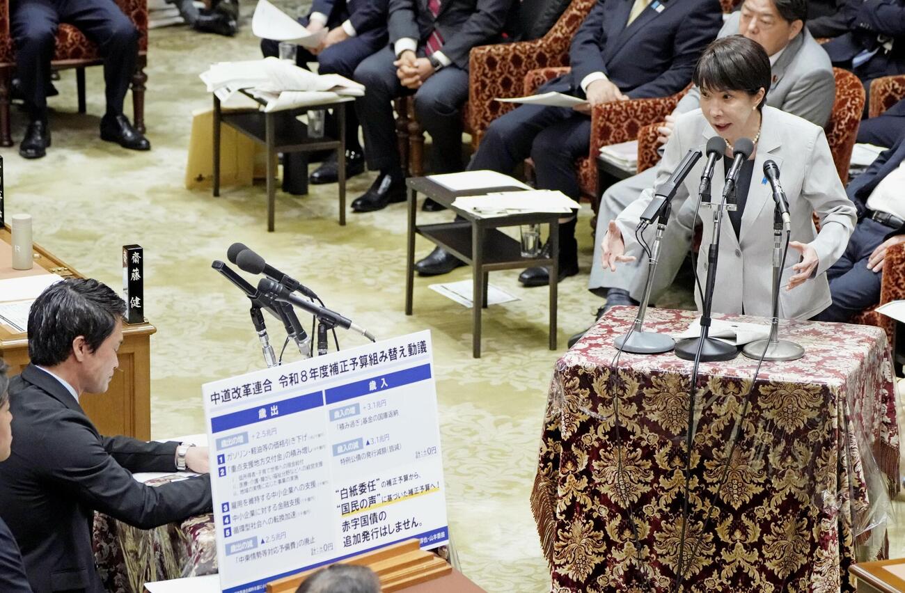 衆院予算委で中道改革連合の小川代表（左下）の質問に答弁する高市首相（共同）