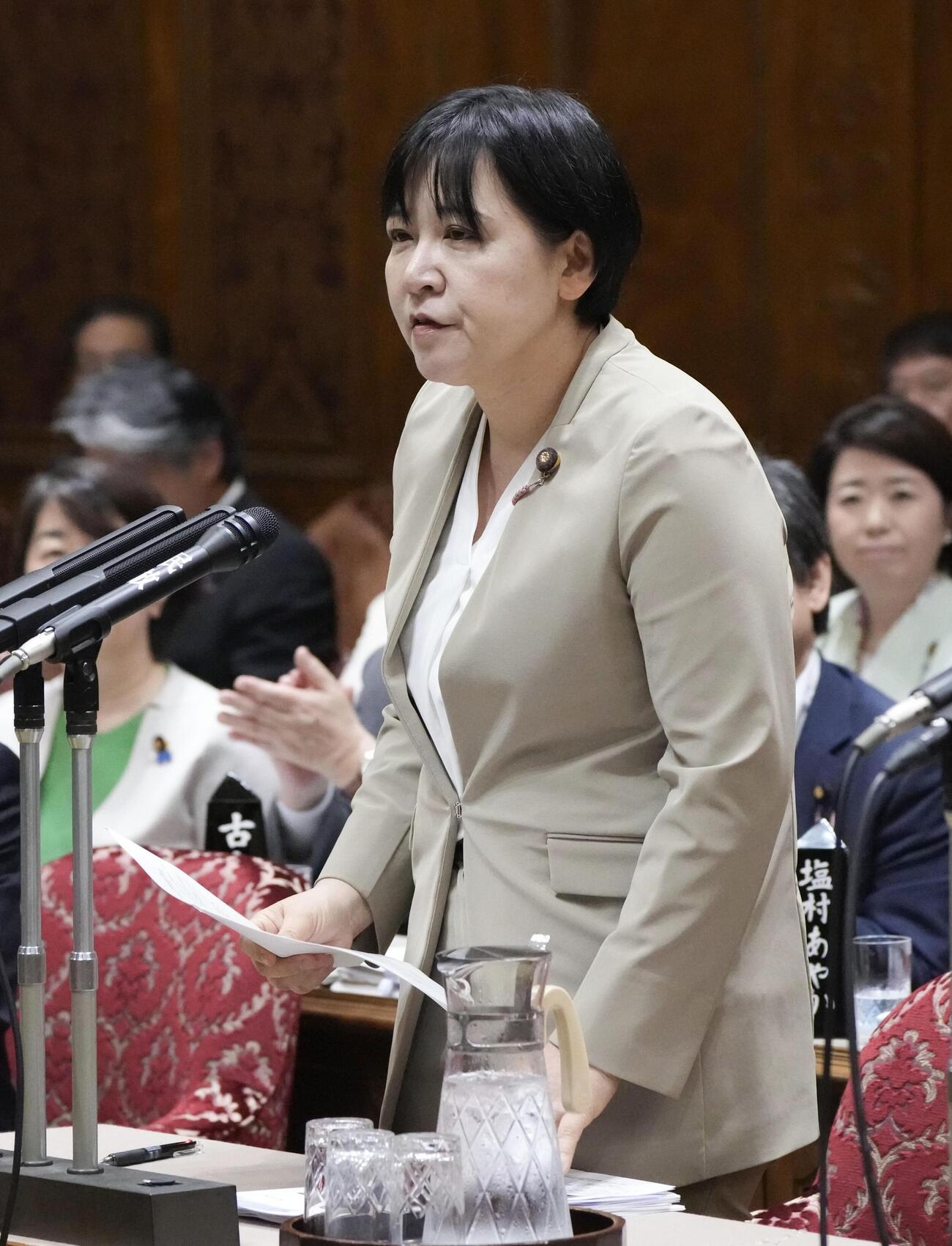 参院予算委で質問する立憲民主党の岸真紀子氏（共同）