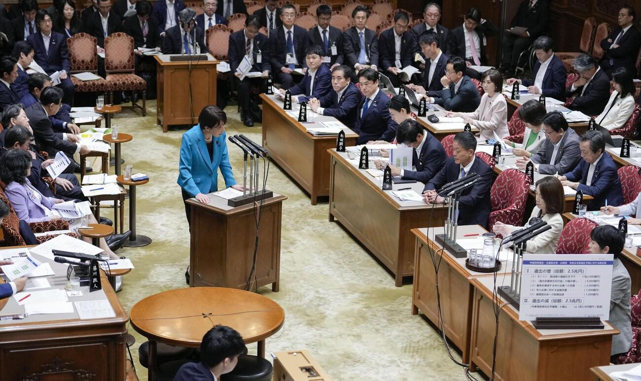 参院予算委で立憲民主党の徳永エリ氏（右下から2人目）の質問に答弁する高市首相（共同）
