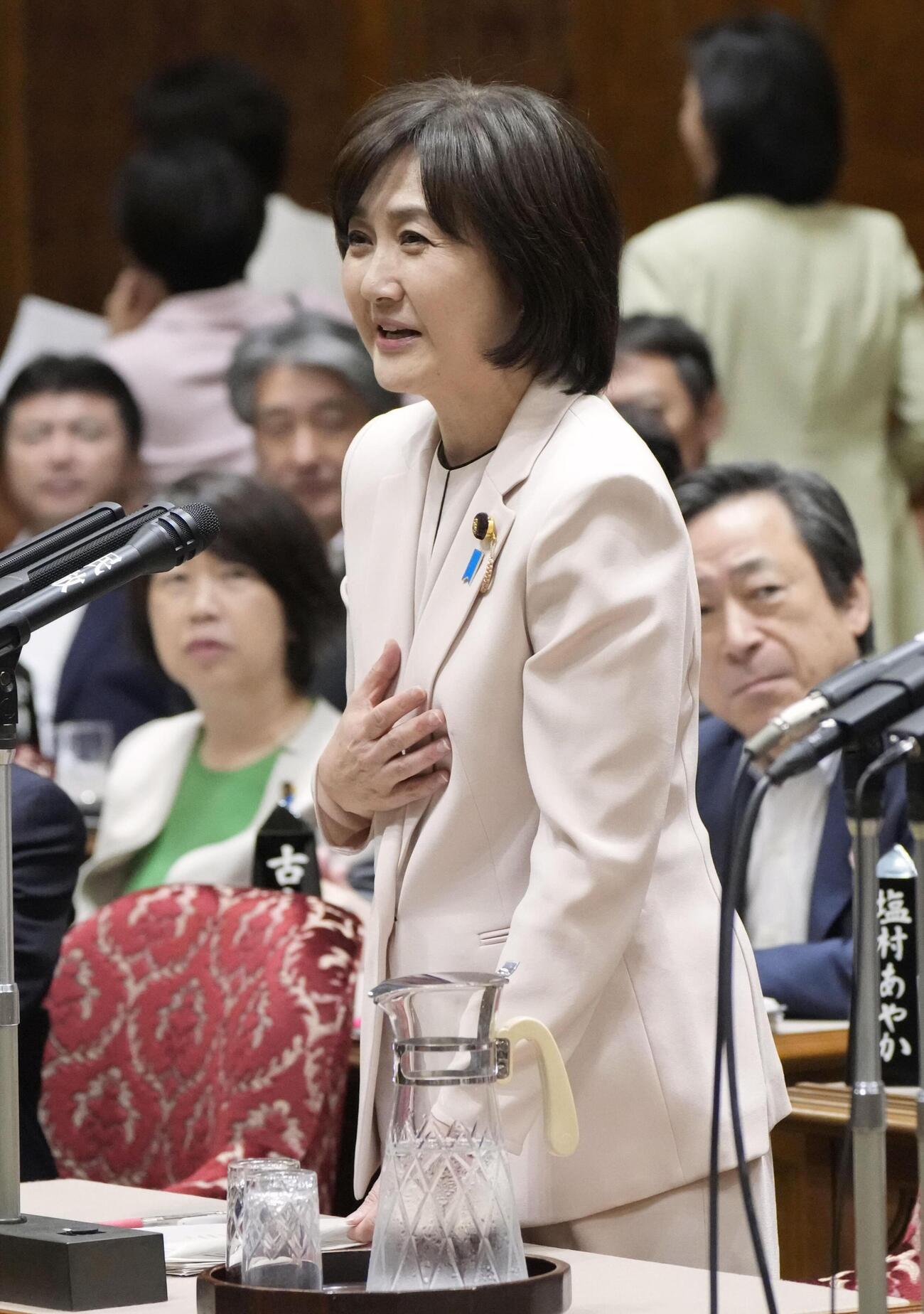 参院予算委で質問する自民党の生稲晃子氏（共同）