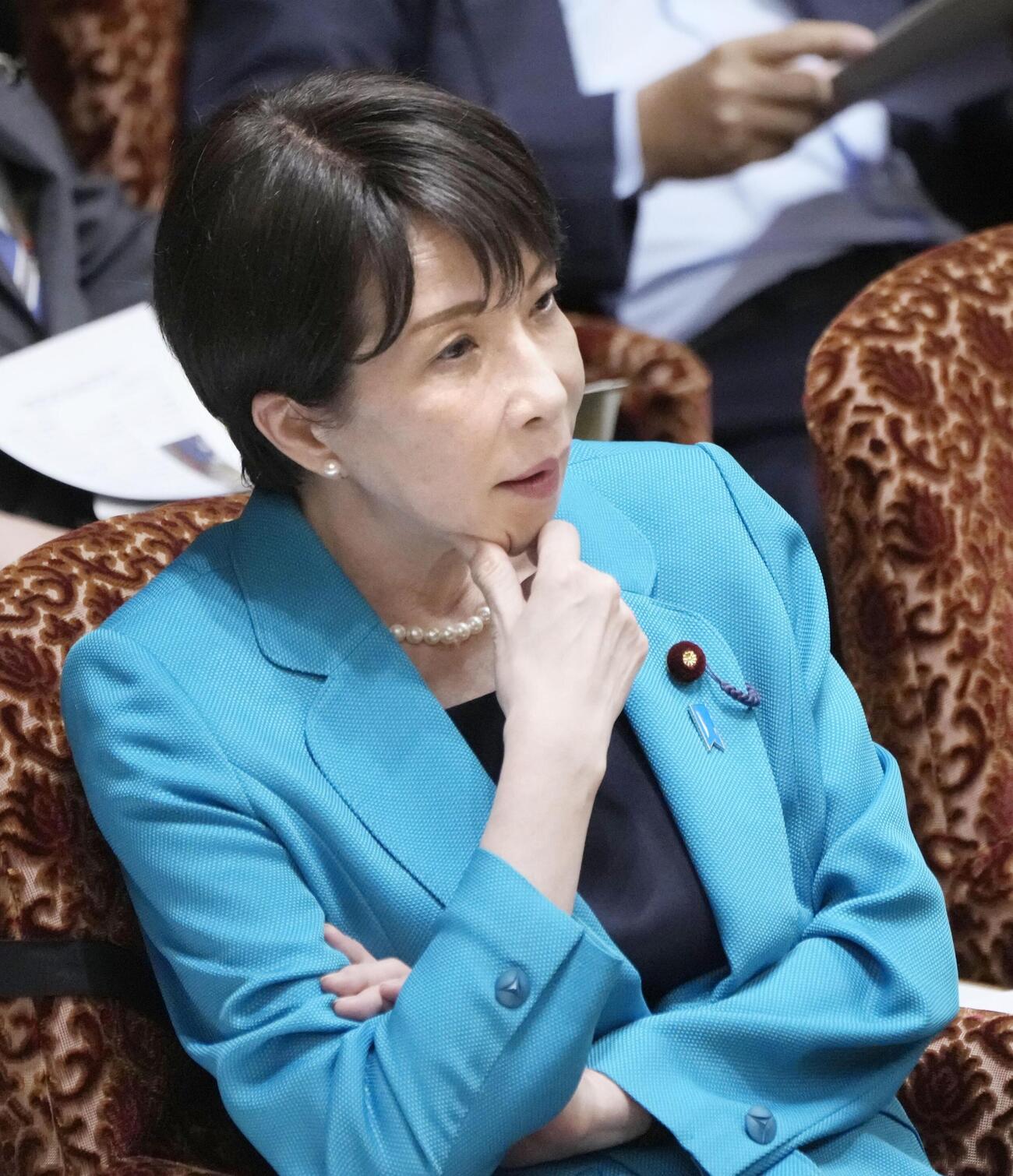 参院予算委で質問を聞く高市首相（共同）