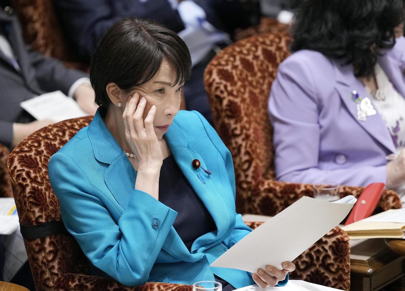 参院予算委で質問を聞く高市首相＝5日午後（共同）
