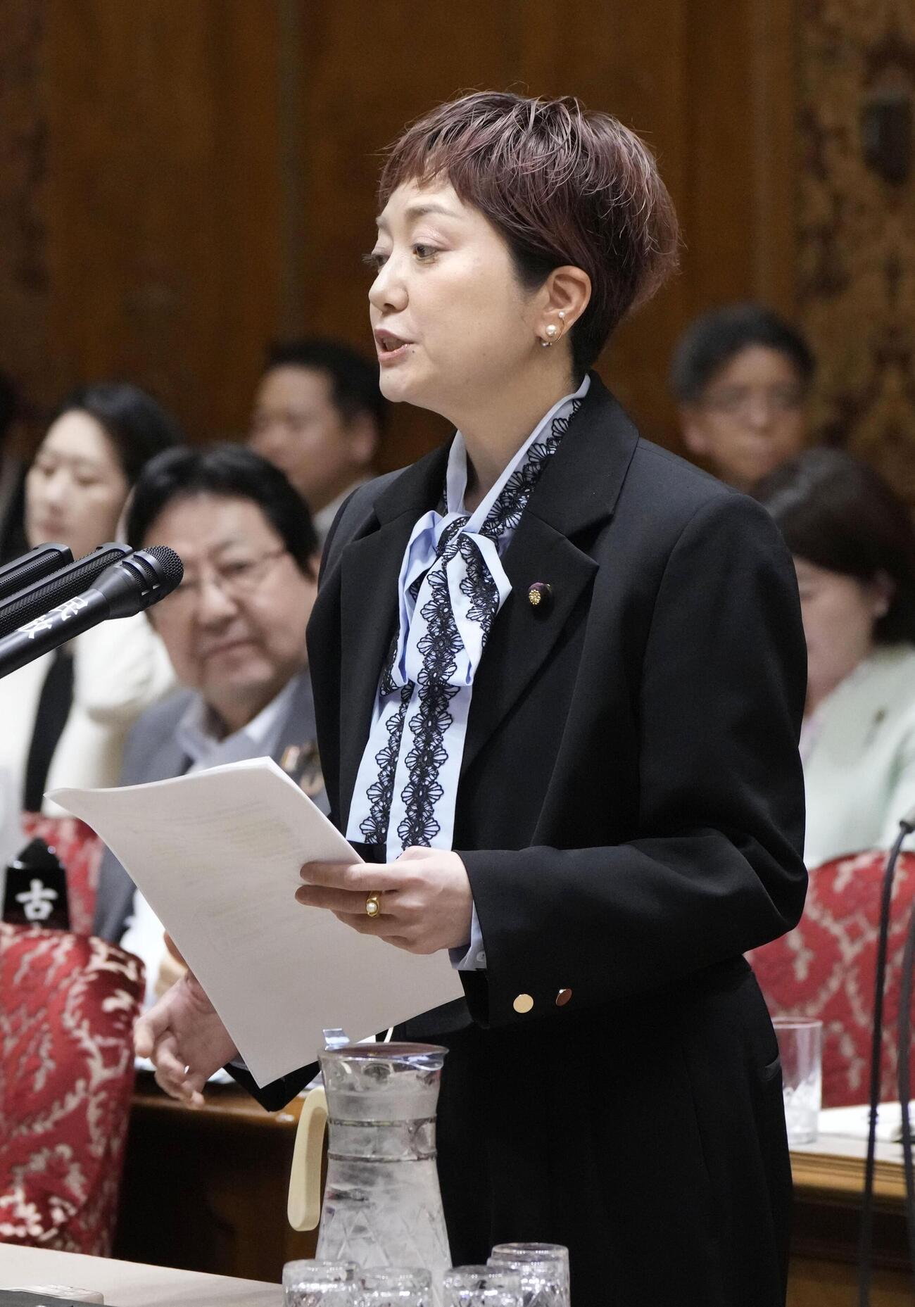参院予算委で質問する奥田芙美代氏（れいわ新選組）(2026年6月5日撮影)(共同)