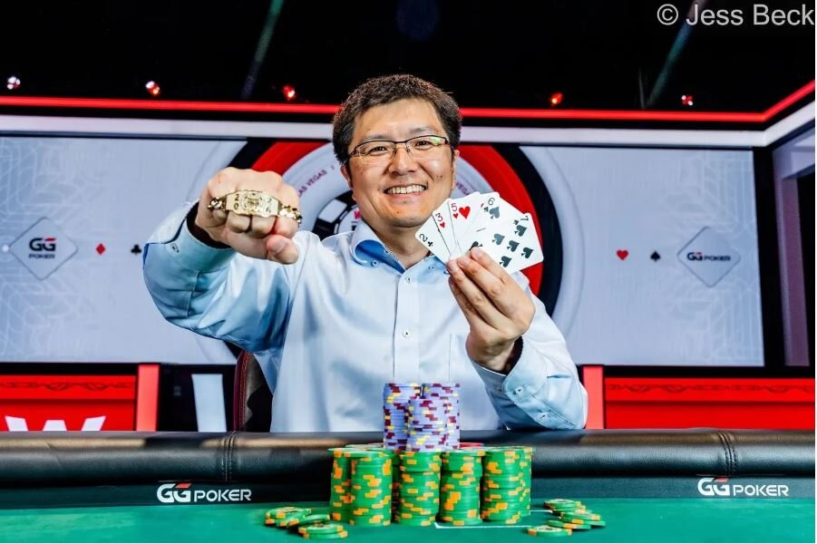 WSOPブレスレットを手にする木原直哉（写真：Jess Beck）
