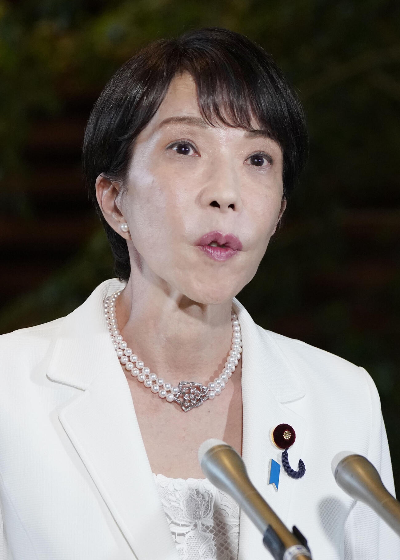 自民党総裁選での中傷動画作成疑惑に関し、記者団の取材に応じる高市首相（共同）