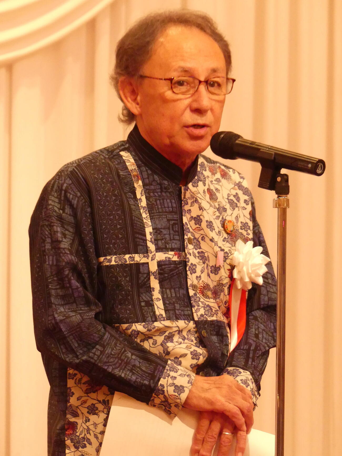 東京で初めて開いた「励ます会」であいさつする沖縄県の玉城デニー知事