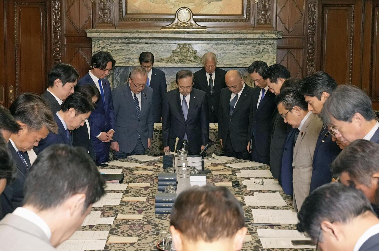11日、河野洋平氏の死を悼み、黙とうする衆院議運委の理事ら。中央は山口俊一委員長国会（共同）