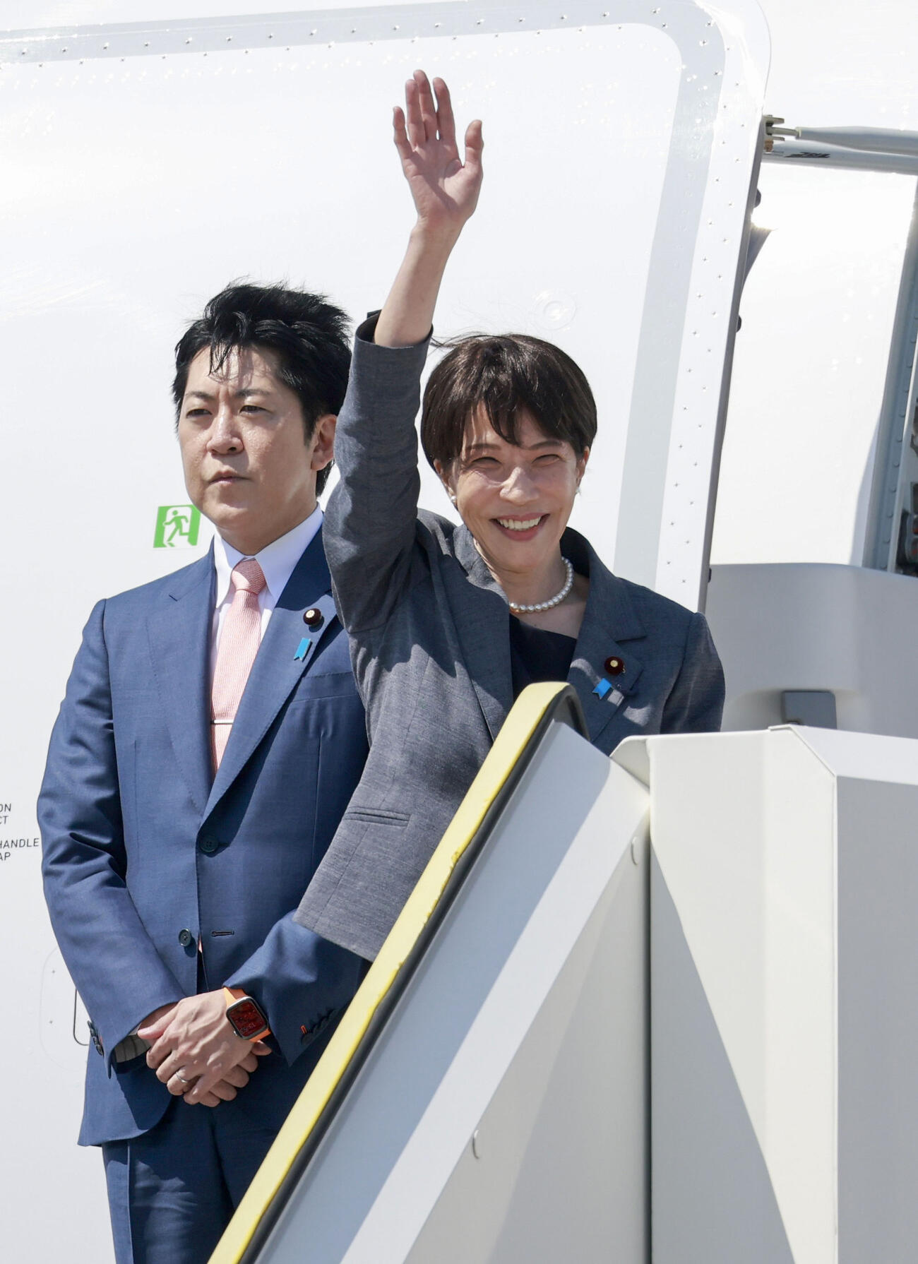 欧州歴訪最初の訪問国の英国に向け、羽田空港を出発する高市首相＝13日午後(共同)