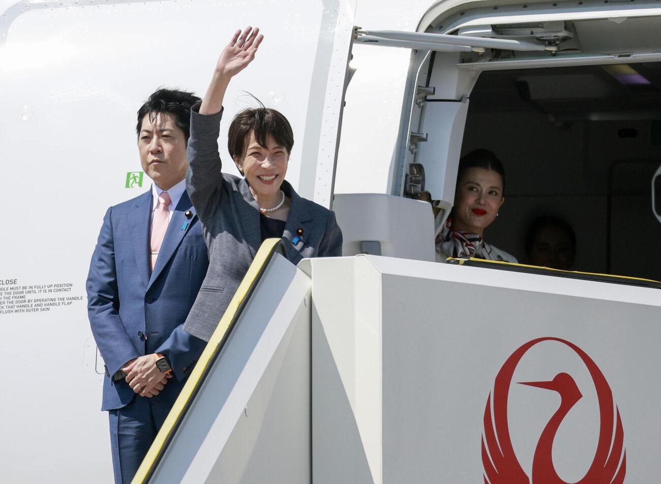 欧州歴訪最初の訪問国の英国に向け、羽田空港を出発する高市首相＝13日午後(共同)