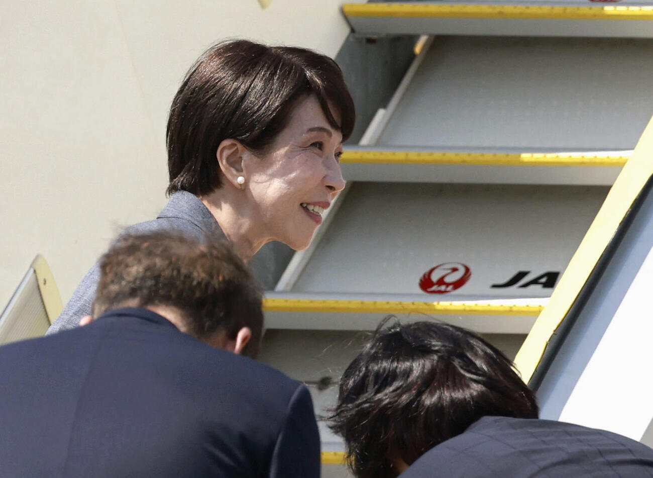 欧州歴訪最初の訪問国の英国に向け、羽田空港を出発する高市首相＝13日午後(共同)