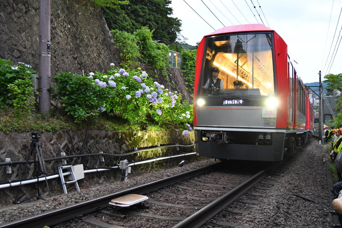 13日から運行し始めた箱根登山電車「夜のあじさい号」