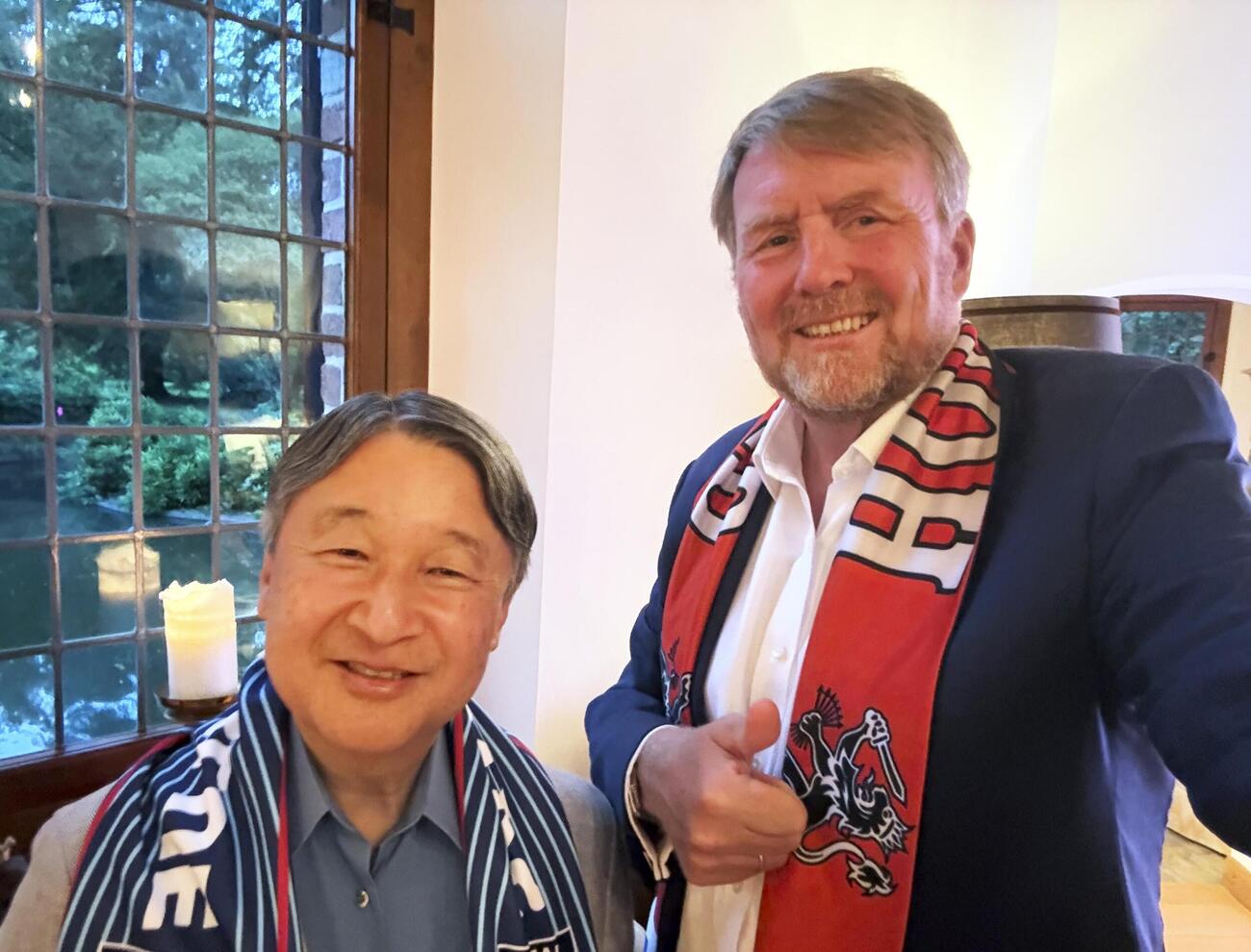 サッカーW杯北中米3カ国大会の日本対オランダ戦をテレビ観戦される天皇陛下とウィレムアレクサンダー国王＝14日、アペルドールン（オランダ王室提供・共同）