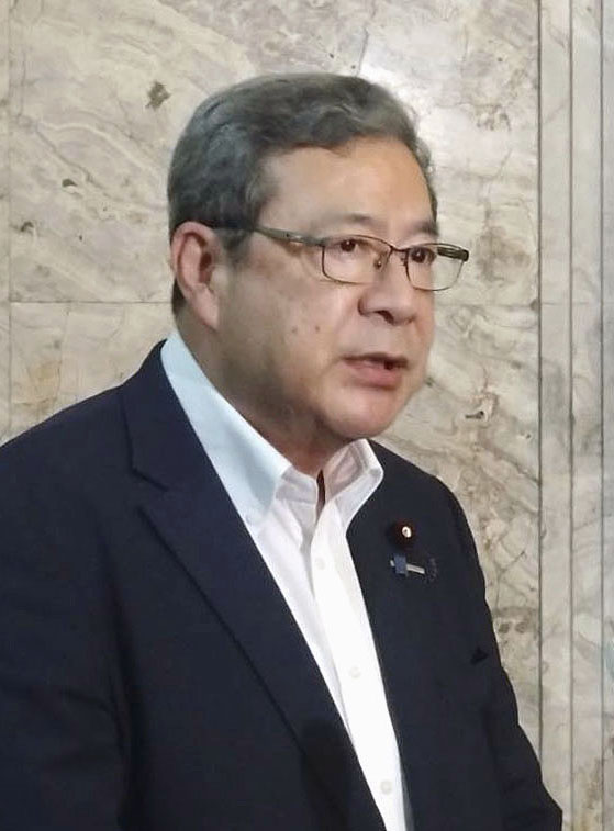 取材に応じる日本維新の会の中司幹事長（共同）