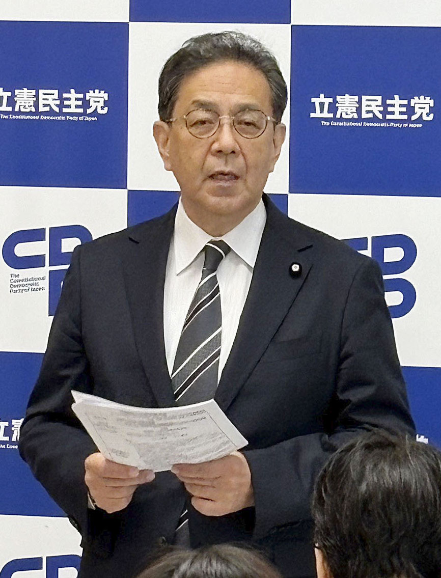 党会合で発言する立憲民主党の水岡代表＝17日午前、国会（共同）