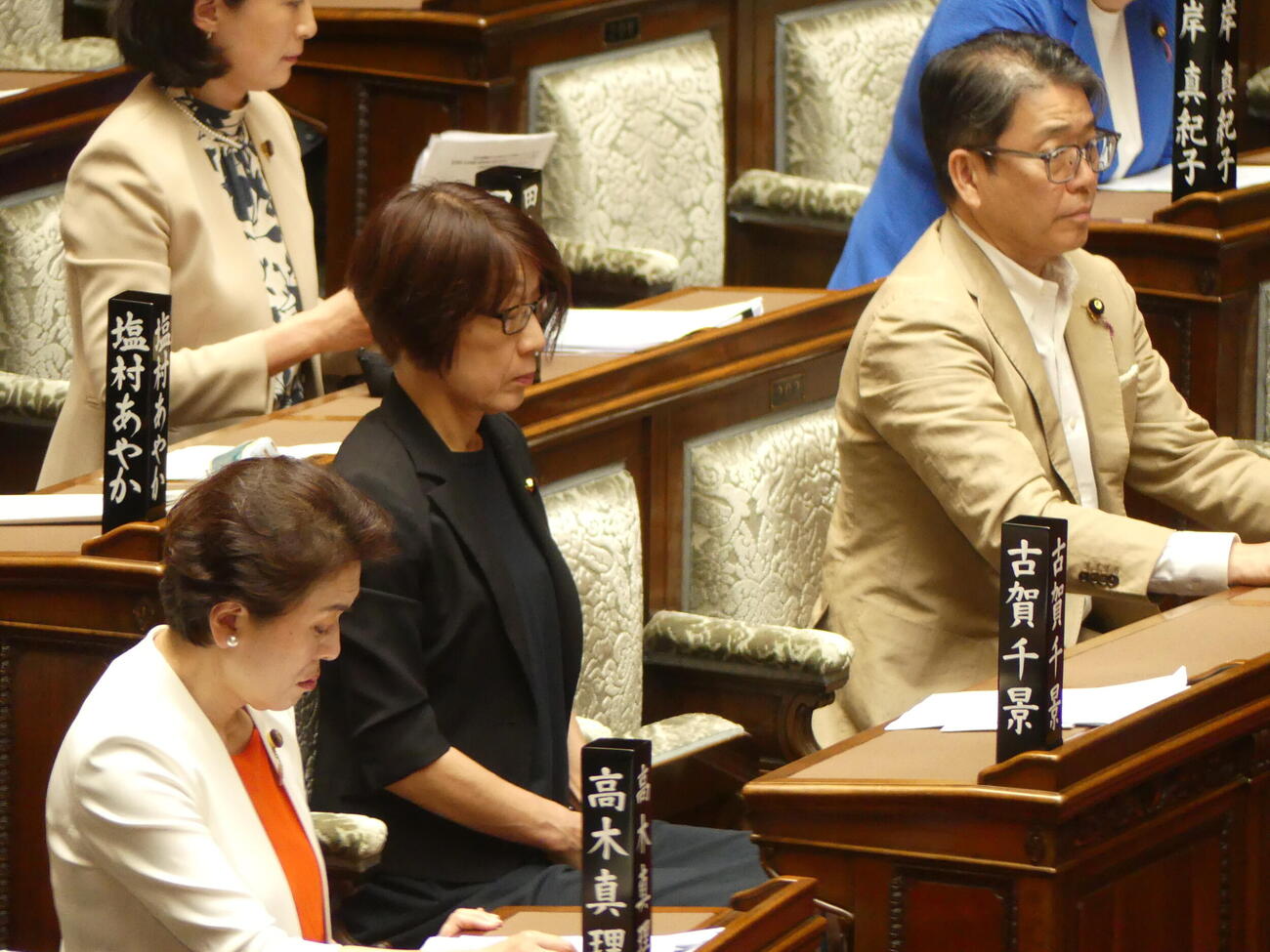うつむき加減で参院本会議に出席する立憲民主党の古賀千景参院議員（中央、撮影・中山知子）