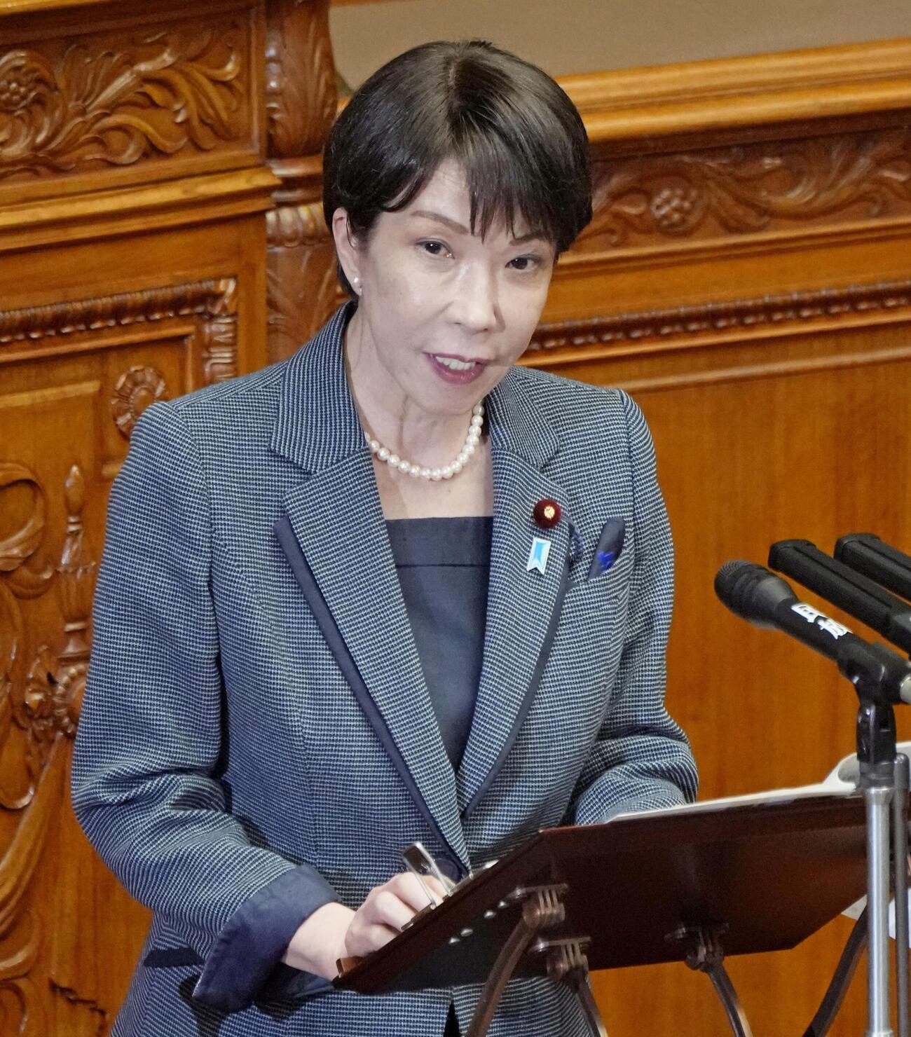 参院本会議で答弁する高市首相＝19日午前（共同）