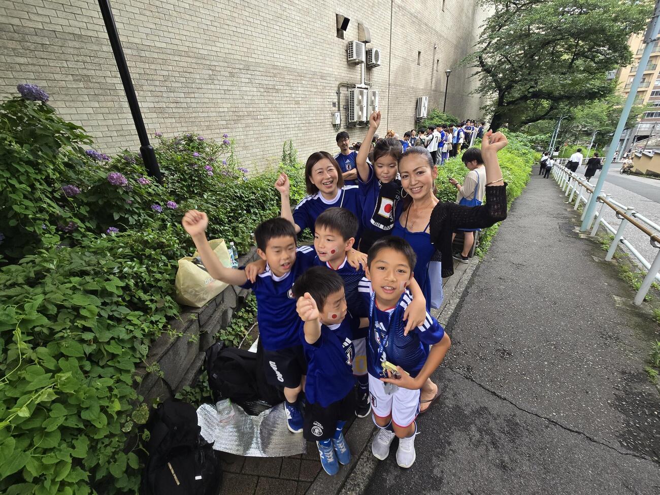 東京タワーに隣接したスタジオでのパブリックビューイングで午前9時から並んだ地元、東京・港区在住の小学生ら3家族が「チュニジアに勝つぞー」と気合いをいれた