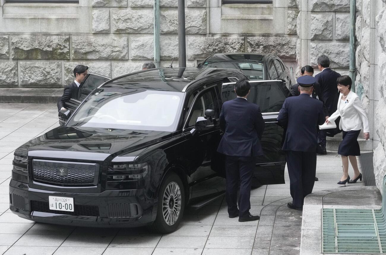 新調された専用車に乗り込む高市首相（右端）（共同）