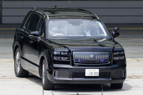 新調の「高市首相専用車」2700万円のトヨタ最高級SUV「走る執務室