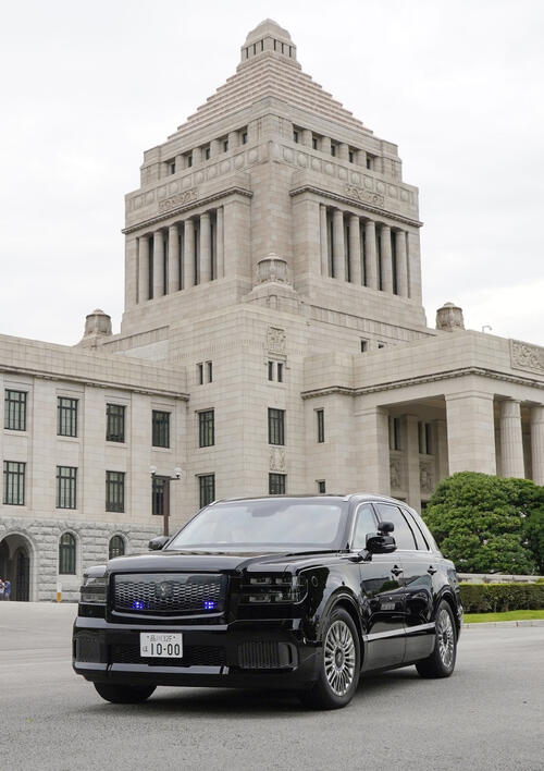 新調の「高市首相専用車」2700万円のトヨタ最高級SUV「走る執務室