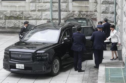 新調の「高市首相専用車」2700万円のトヨタ最高級SUV「走る執務室