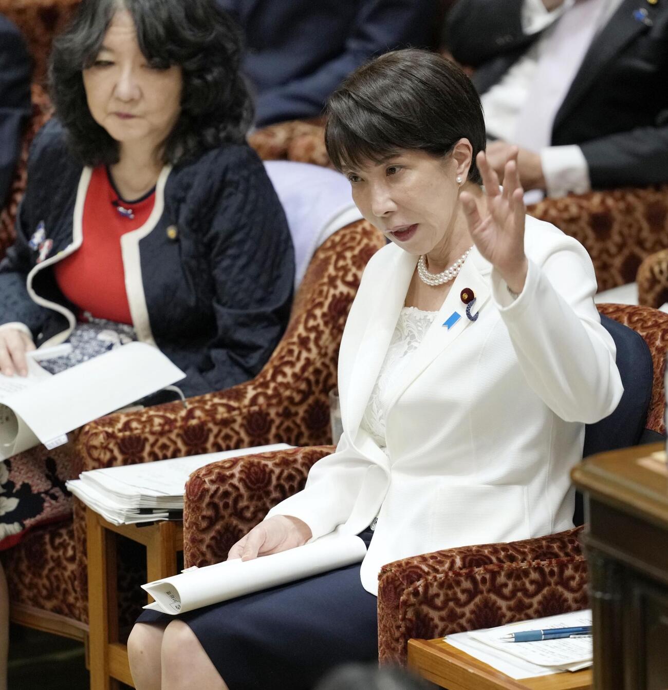 衆院予算委で答弁のため挙手する高市首相（共同）