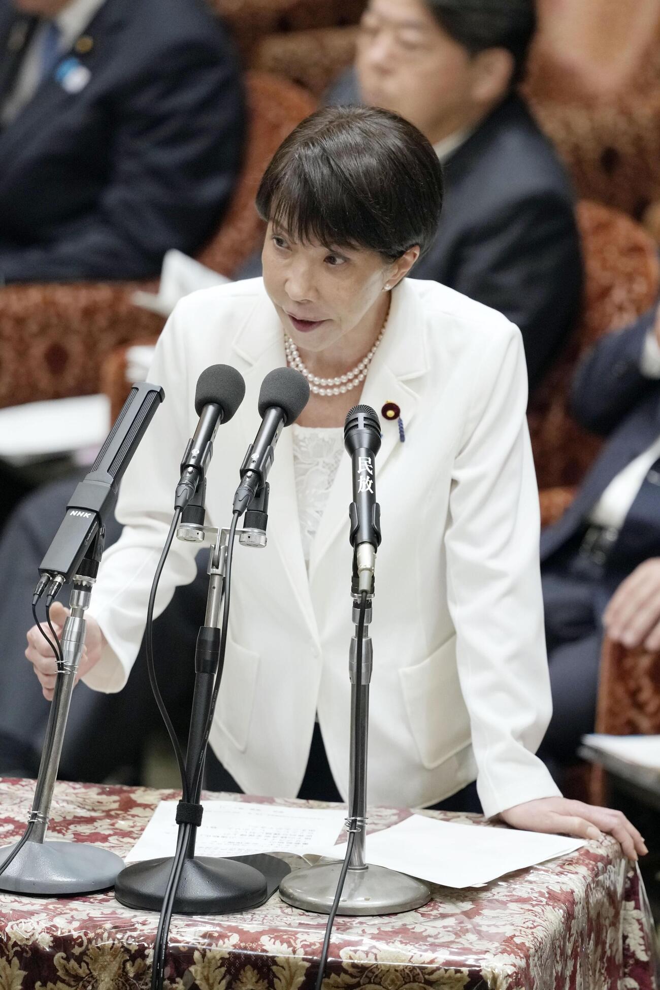 衆院予算委で答弁する高市首相（共同）