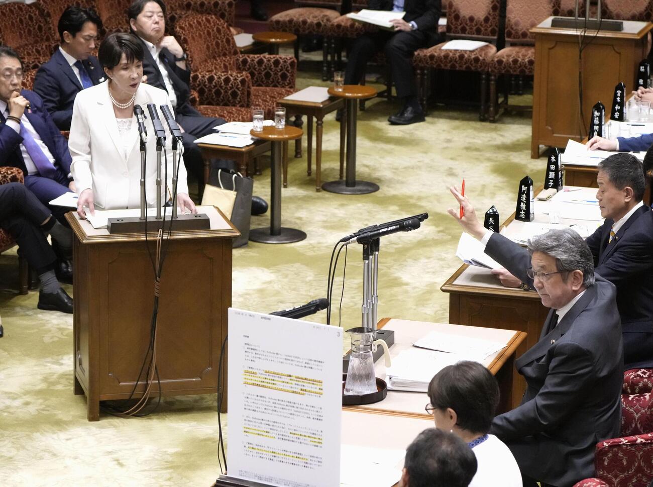参院予算委で、立憲民主党の杉尾秀哉氏（右手前から3人目）の質問に答弁する高市首相（左）（共同）