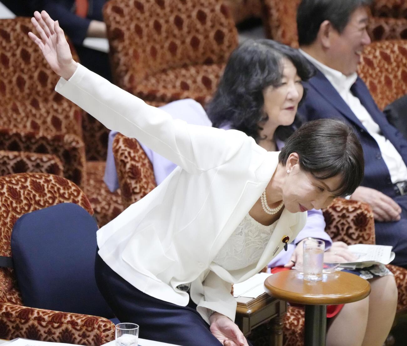 参院予算委で答弁のため挙手する高市首相（共同）