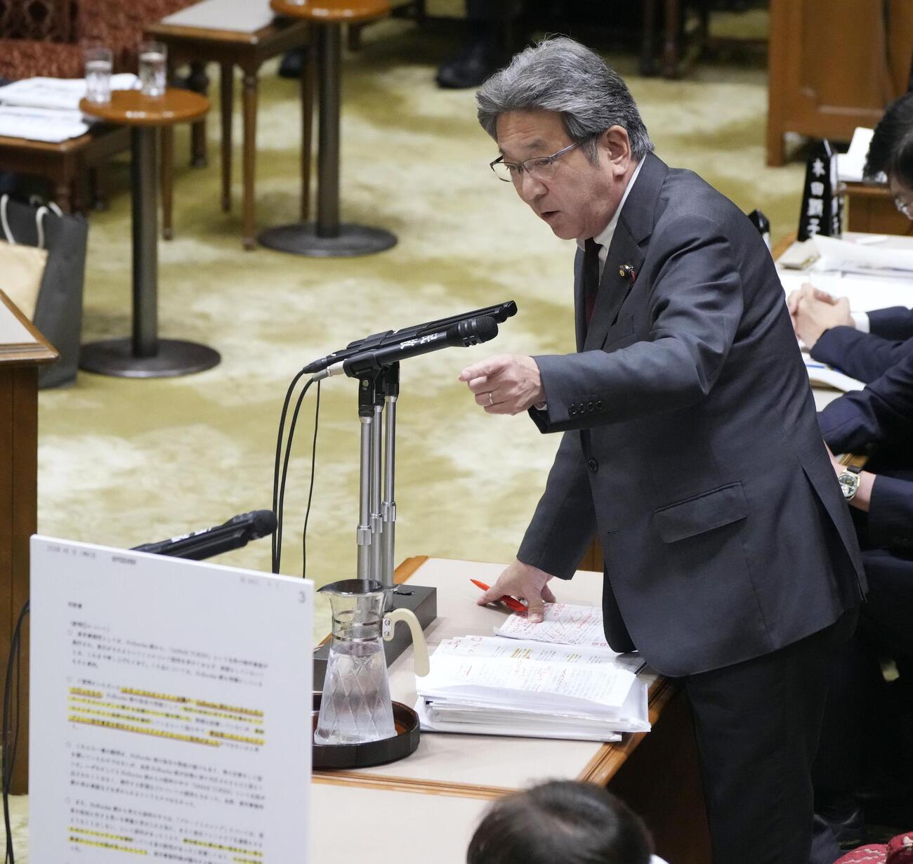 参院予算委で質問する立憲民主党の杉尾秀哉氏（共同）