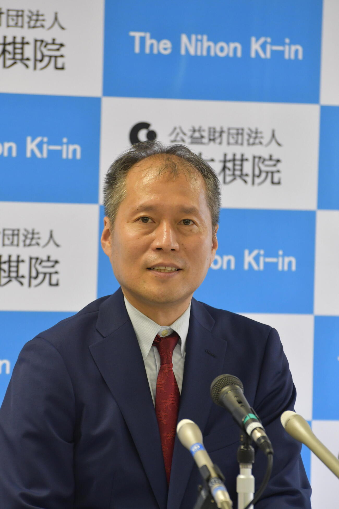 日本棋院の新理事長として就任会見を行った高尾紳路九段