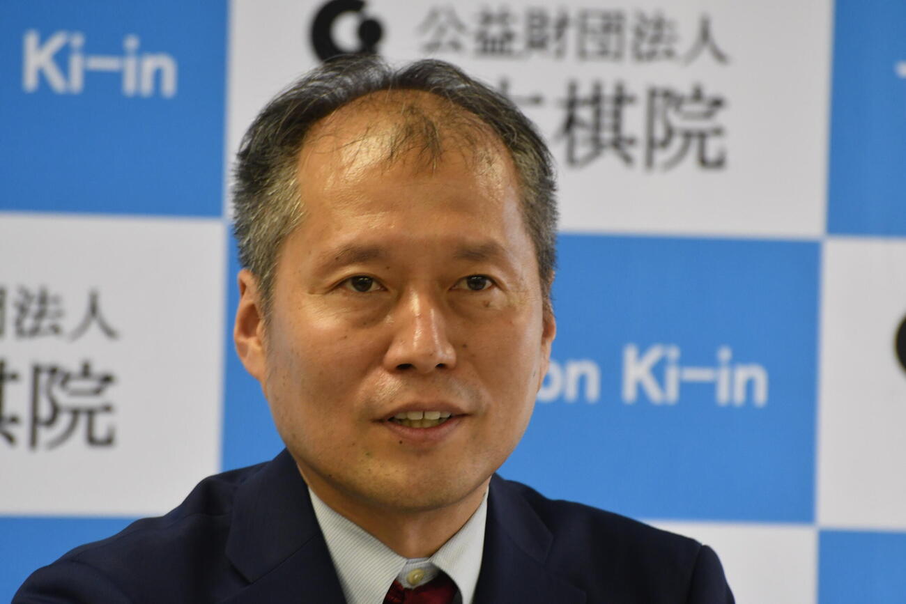 日本棋院の新理事長として就任会見を行った高尾紳路九段