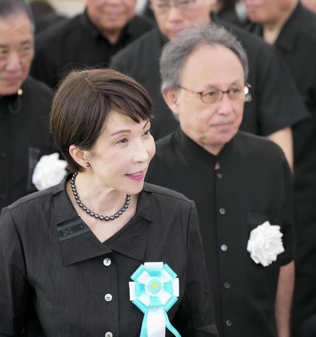 沖縄全戦没者追悼式の会場を後にする高市首相（左）と沖縄県の玉城デニー知事＝23日午後、沖縄県糸満市の平和祈念公園（共同）