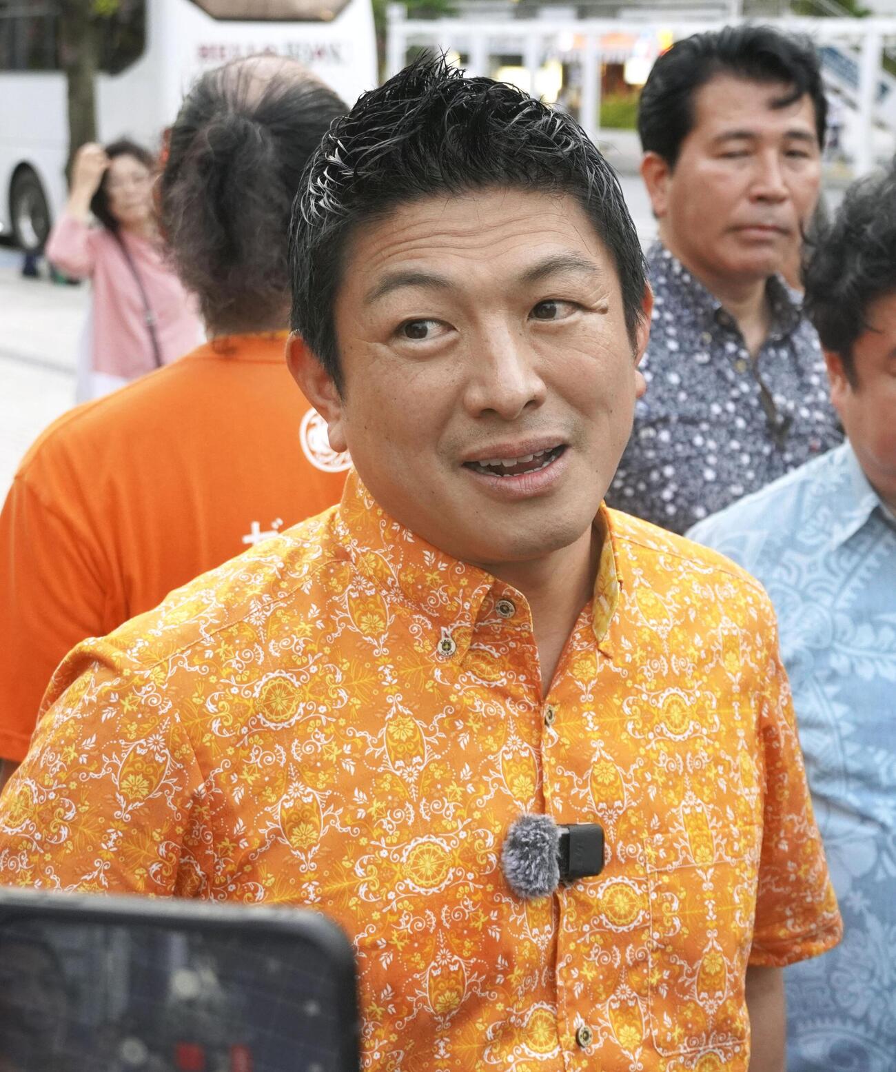 那覇市で記者団の取材に応じる参政党の神谷代表＝23日午後（共同）